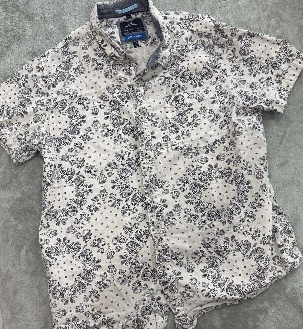 MBX Men's Short Sleeve Button-Down Shirt White Black Paisley Print Size S